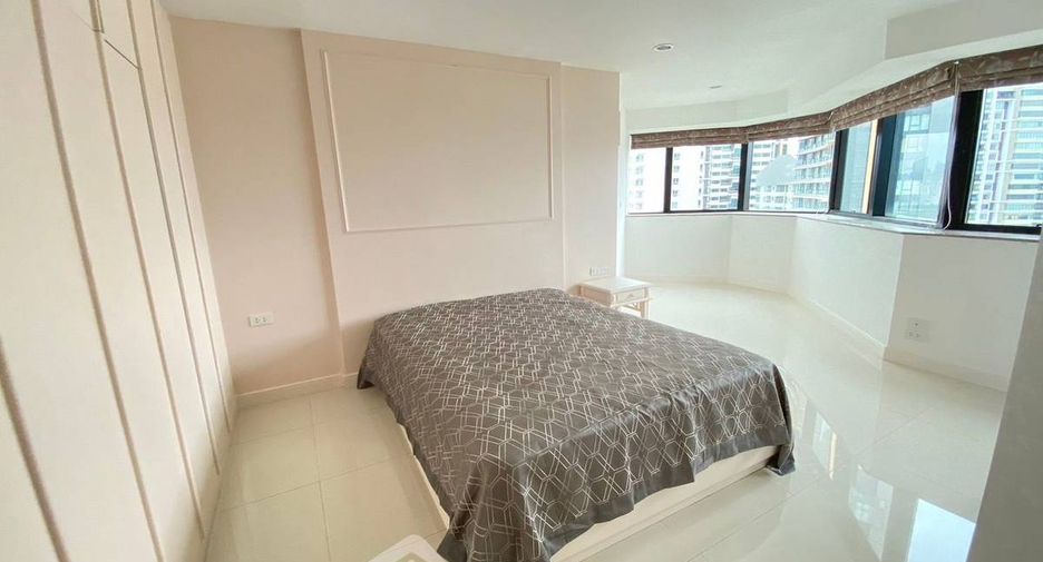 For rent 3 bedrooms condo in Khlong Toei, Bangkok