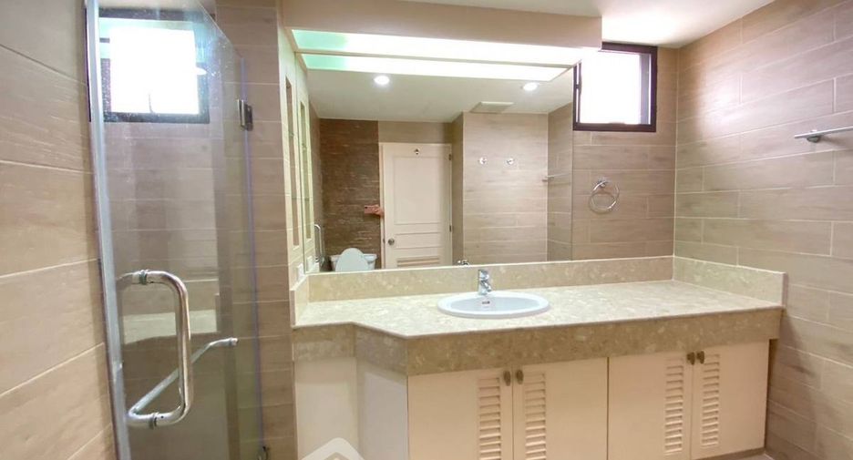 For rent 3 bedrooms condo in Khlong Toei, Bangkok