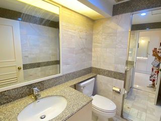 Condo en alquiler de 3 habitaciones en Khlong Toei, Bangkok