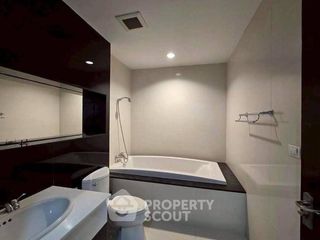For rent 3 bedrooms condo in Pathum Wan, Bangkok