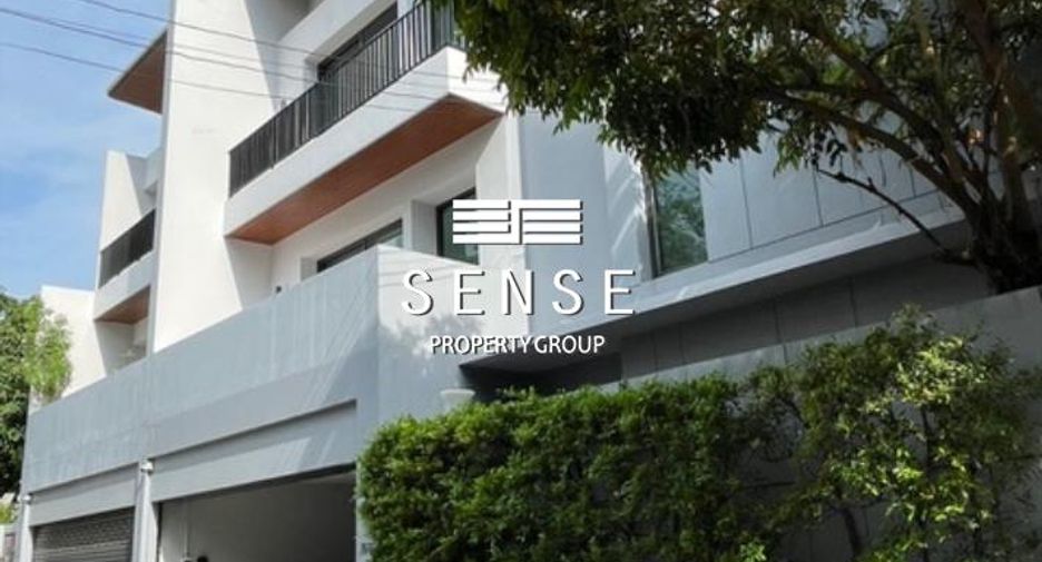 For rent 3 bedrooms house in Watthana, Bangkok
