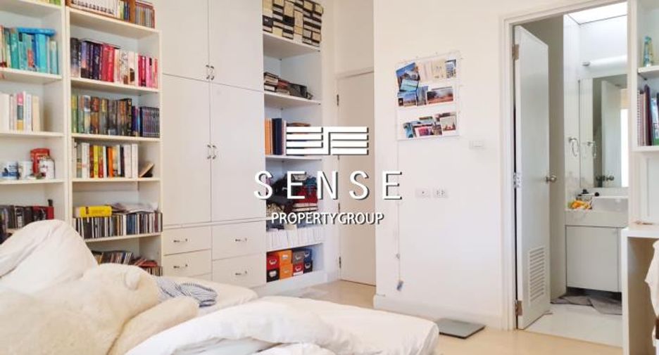 For rent 4 bedrooms townhouse in Watthana, Bangkok
