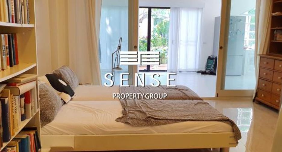 For rent 4 bedrooms townhouse in Watthana, Bangkok