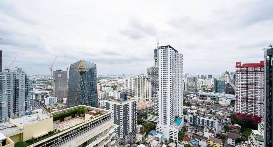 For rent 3 bedrooms condo in Pathum Wan, Bangkok