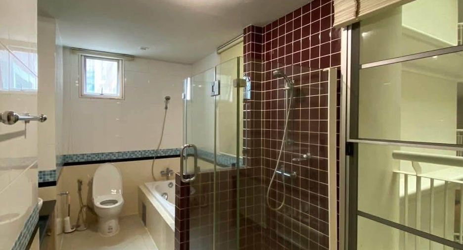 For rent 3 bedrooms condo in Khlong Toei, Bangkok