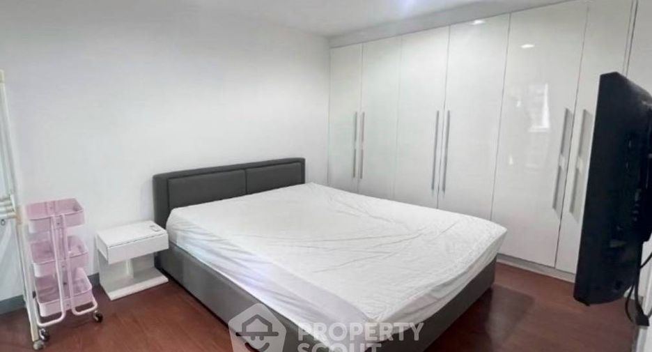 Condo en alquiler de 3 habitaciones en Huai Khwang, Bangkok