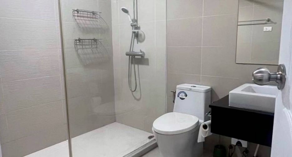Condo en alquiler de 3 habitaciones en Huai Khwang, Bangkok