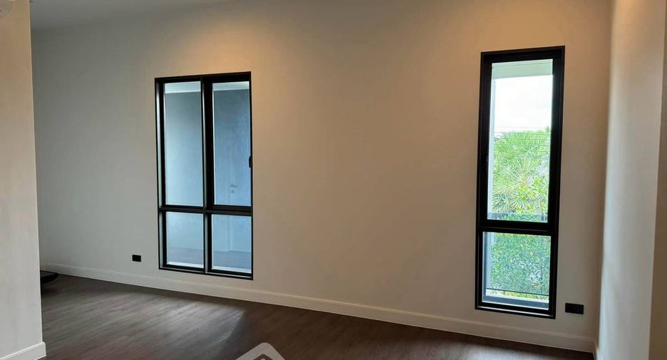 For rent 4 bedrooms house in Bang Kapi, Bangkok