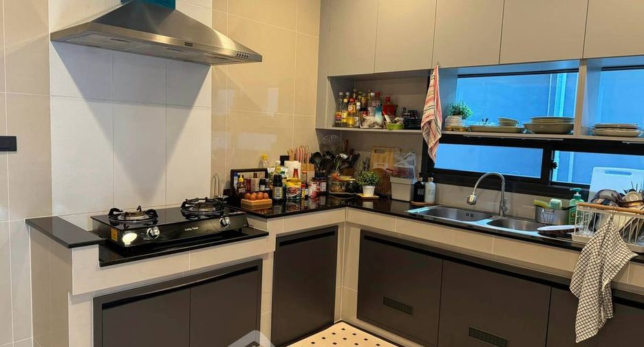For rent 4 bedrooms house in Bang Kapi, Bangkok