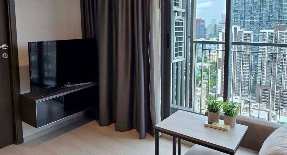 For rent 2 bedrooms condo in Huai Khwang, Bangkok