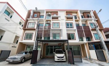Casa adosada en venta de 4 habitaciones en Prawet, Bangkok