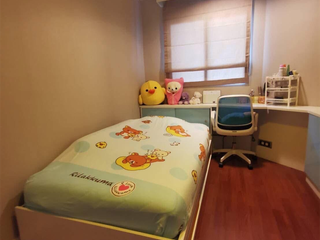 For rent 3 bedrooms condo in Huai Khwang, Bangkok