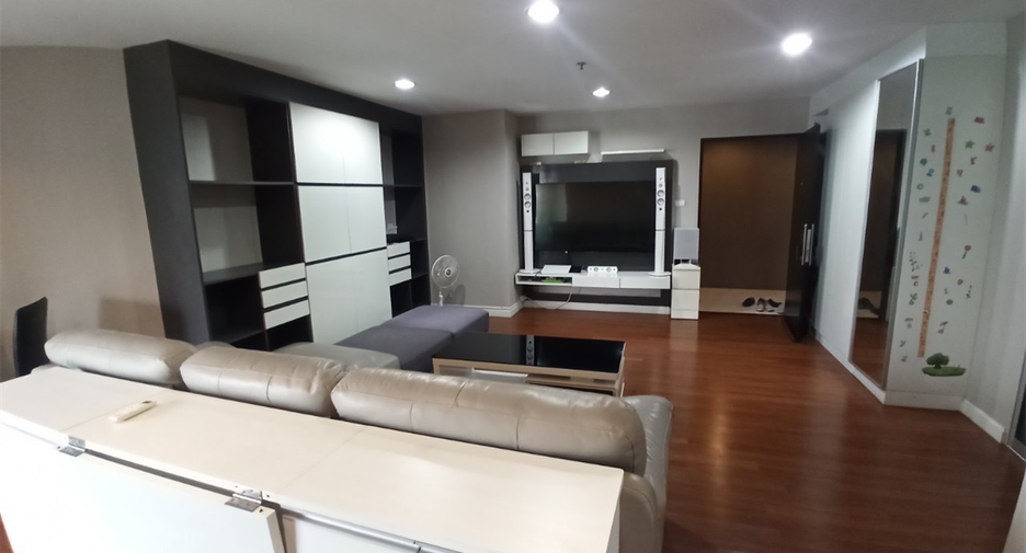 À louer 3 chambres condo à Huai Khwang, Bangkok