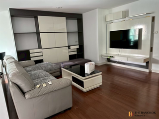 For rent 3 bedrooms condo in Huai Khwang, Bangkok