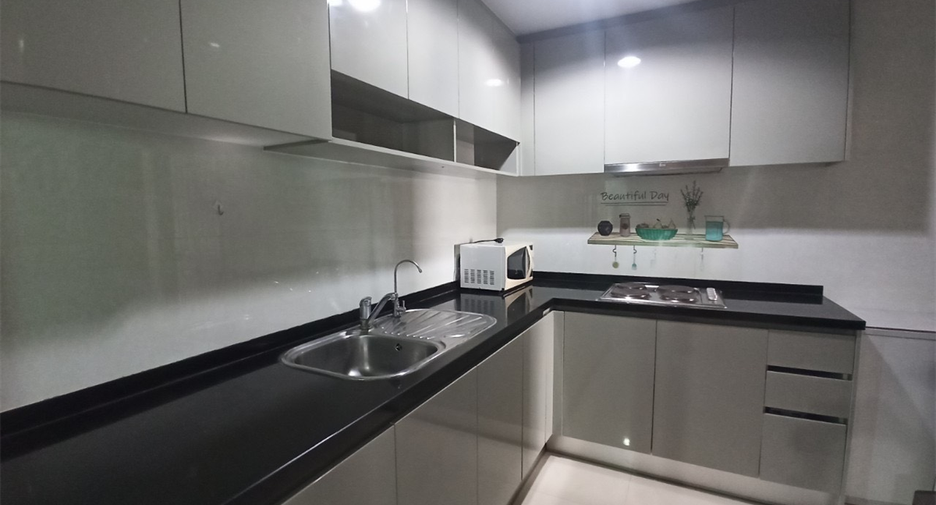 À louer 3 chambres condo à Huai Khwang, Bangkok