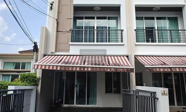 For rent 3 bedrooms townhouse in Lat Phrao, Bangkok