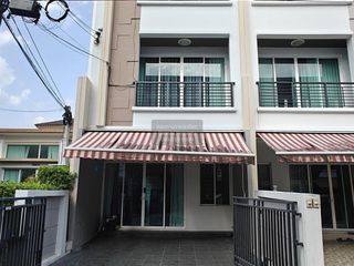 For rent 3 bedrooms townhouse in Lat Phrao, Bangkok