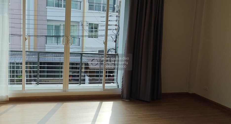 For rent 3 bedrooms townhouse in Lat Phrao, Bangkok