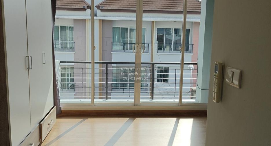 For rent 3 bedrooms townhouse in Lat Phrao, Bangkok