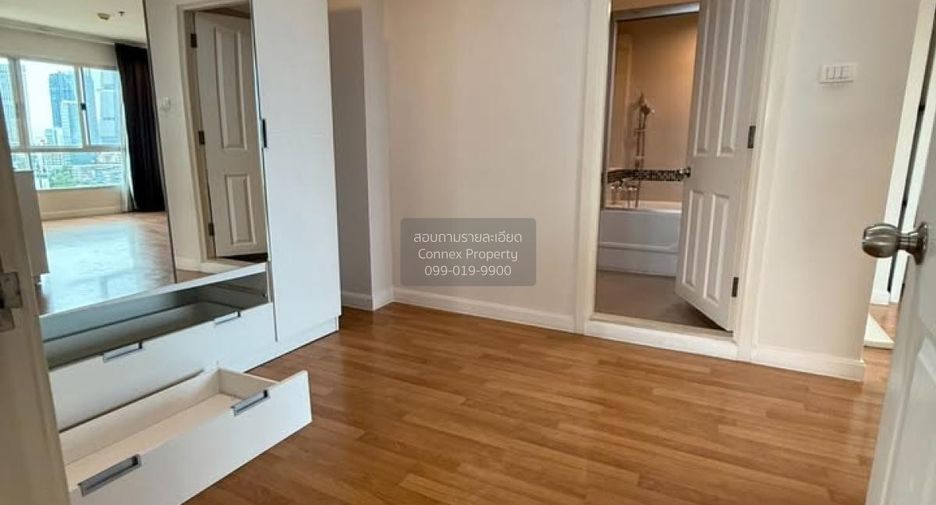 For rent 3 bedrooms condo in Yan Nawa, Bangkok