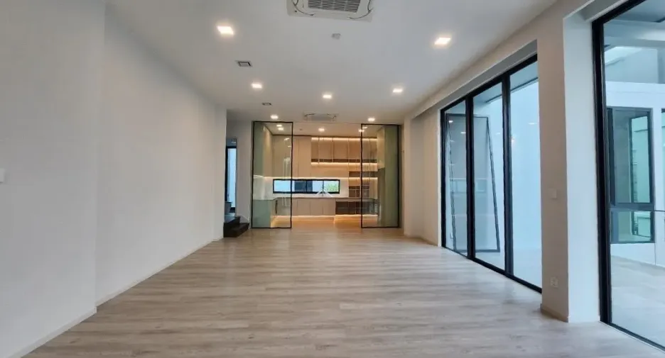 For sale 4 ベッドルーム house in Saphan Sung, Bangkok