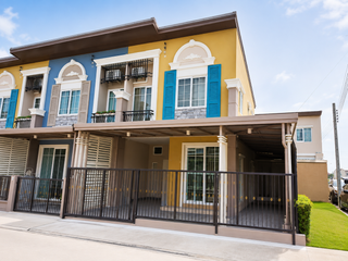 Casa adosada en venta de 4 habitaciones en Bang Khae, Bangkok