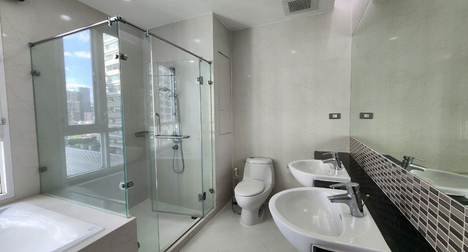 For rent 3 bedrooms condo in Khlong Toei, Bangkok