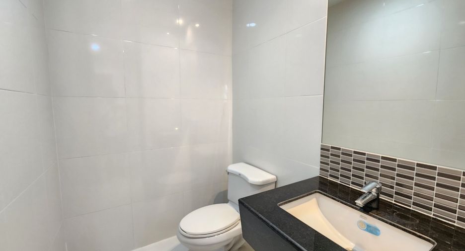 For rent 3 bedrooms condo in Khlong Toei, Bangkok