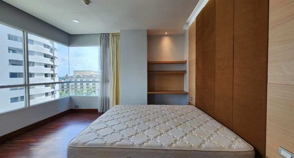For rent 3 bedrooms condo in Khlong Toei, Bangkok