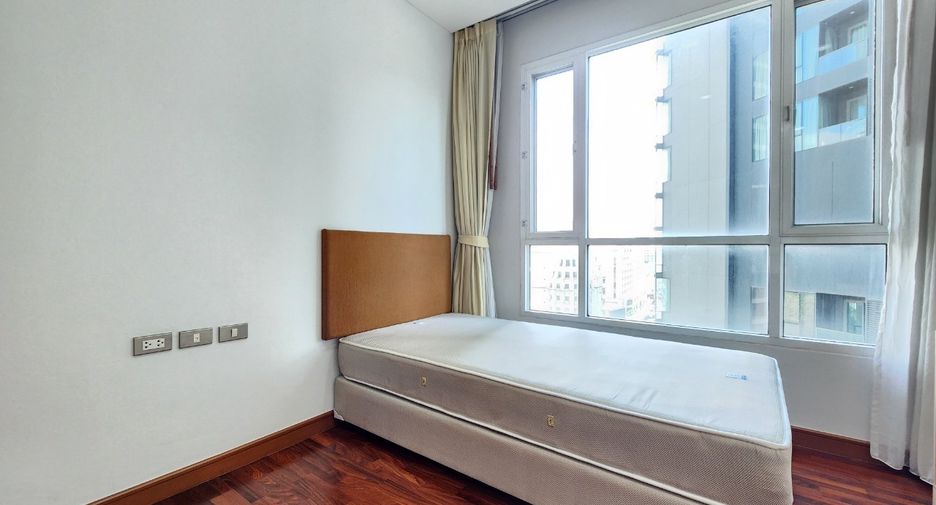 For rent 3 bedrooms condo in Khlong Toei, Bangkok
