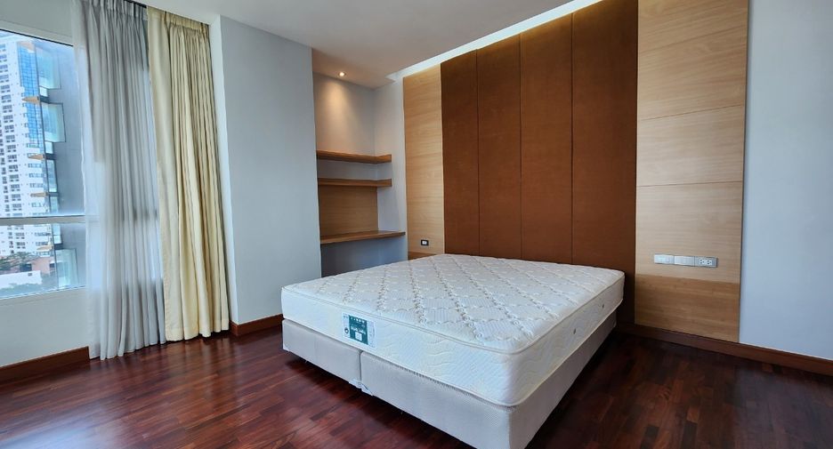 For rent 3 bedrooms condo in Khlong Toei, Bangkok