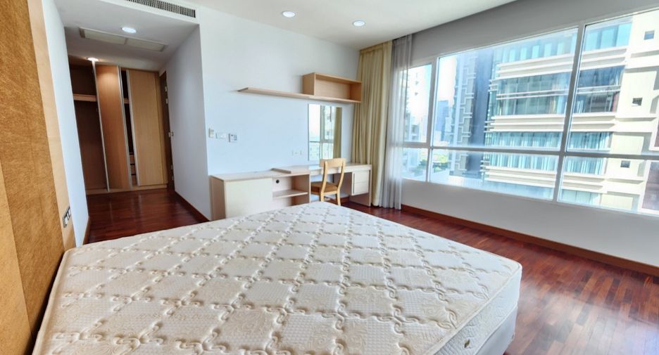 For rent 3 bedrooms condo in Khlong Toei, Bangkok