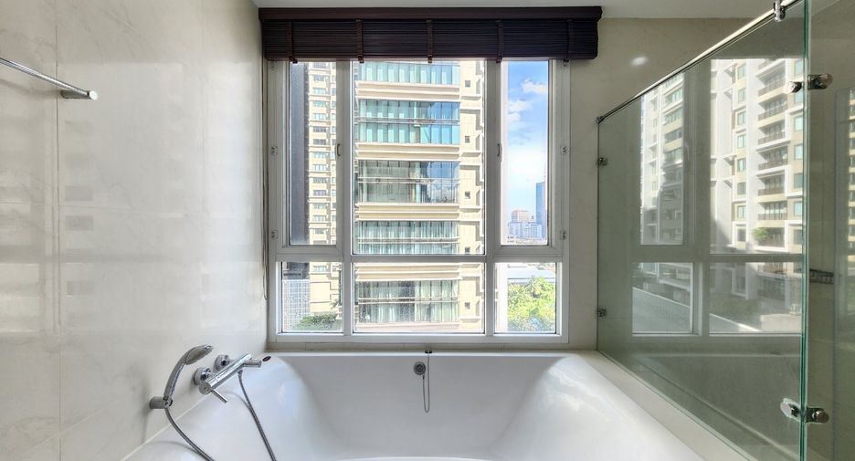 For rent 3 bedrooms condo in Khlong Toei, Bangkok
