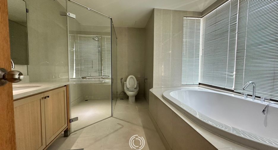 For rent 3 bedrooms condo in Khlong Toei, Bangkok