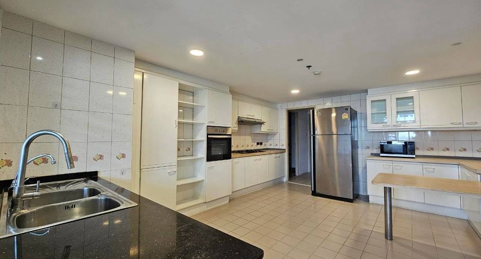 For rent 3 bedrooms condo in Watthana, Bangkok