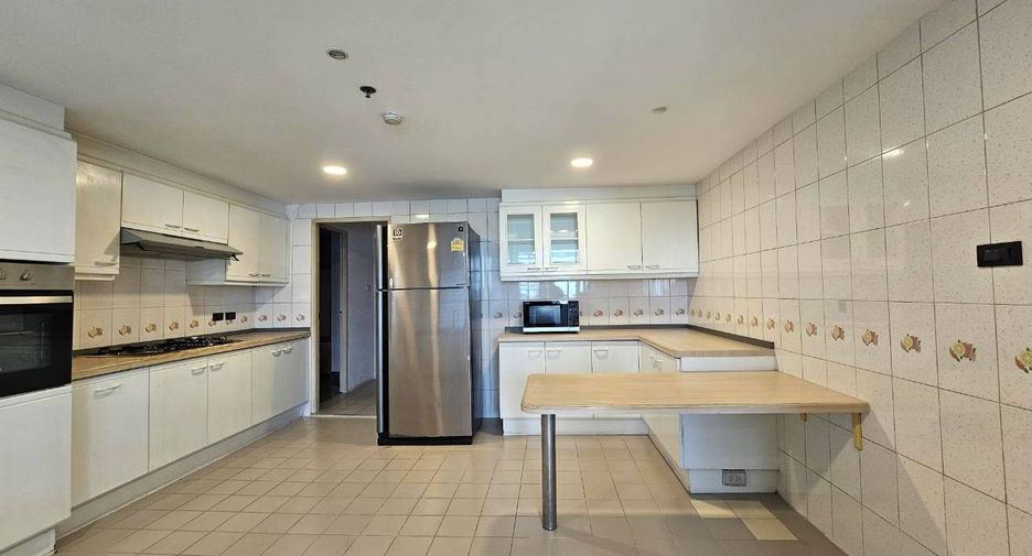 For rent 3 bedrooms condo in Watthana, Bangkok