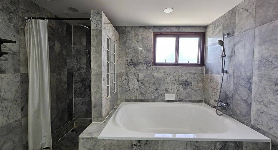 For rent 3 bedrooms condo in Watthana, Bangkok