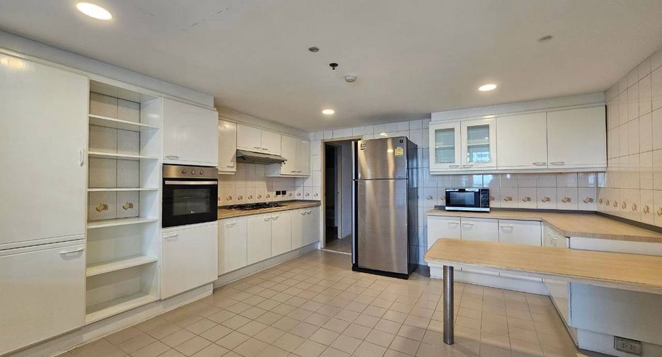 For rent 3 bedrooms condo in Watthana, Bangkok