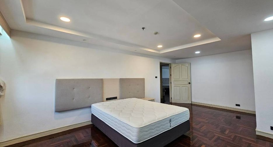 For rent 3 bedrooms condo in Watthana, Bangkok