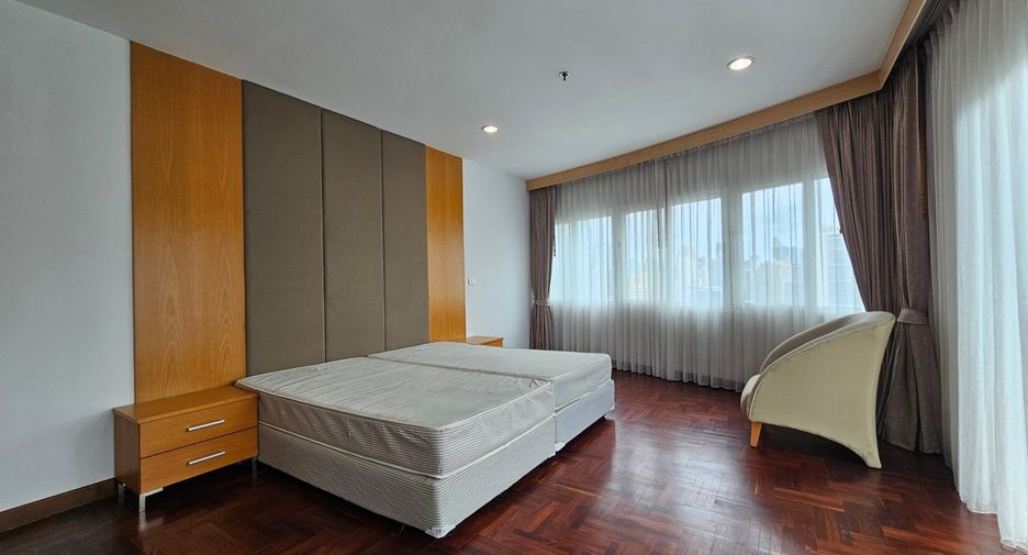 For rent 3 bedrooms condo in Khlong Toei, Bangkok