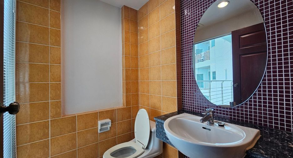 For rent 3 bedrooms condo in Khlong Toei, Bangkok