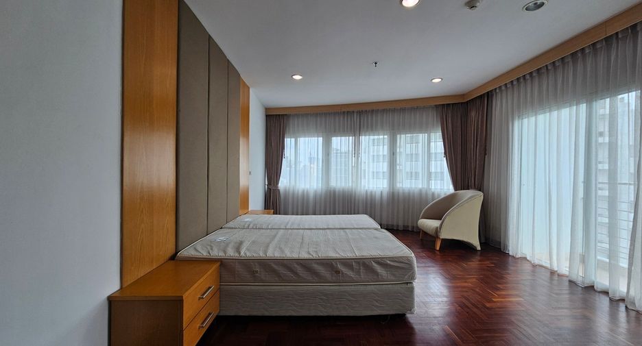 For rent 3 bedrooms condo in Khlong Toei, Bangkok