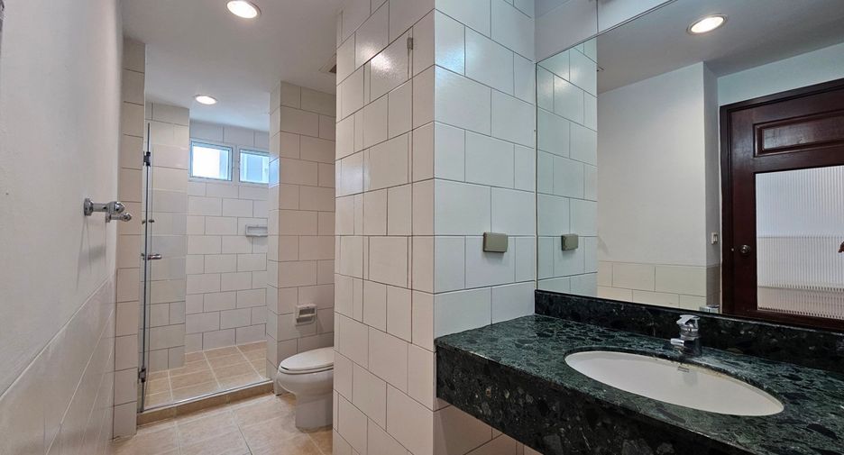 For rent 3 bedrooms condo in Khlong Toei, Bangkok