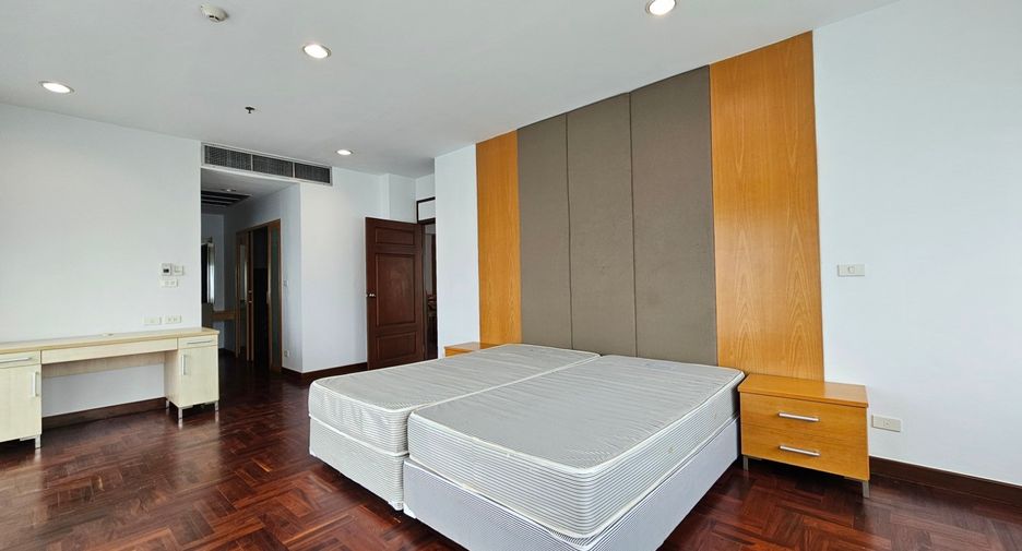 For rent 3 bedrooms condo in Khlong Toei, Bangkok