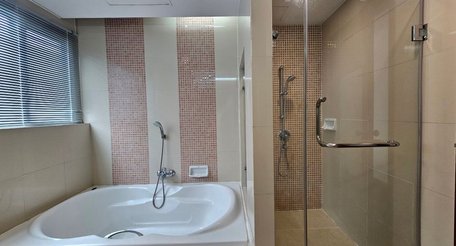 For rent 3 bedrooms condo in Khlong Toei, Bangkok