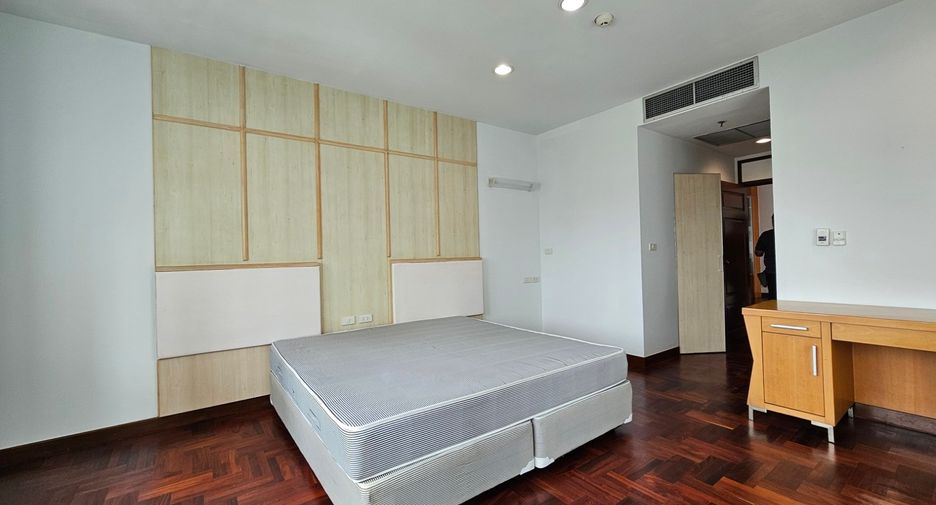 For rent 3 bedrooms condo in Khlong Toei, Bangkok