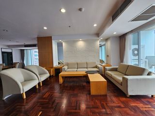 For rent 3 bedrooms condo in Khlong Toei, Bangkok