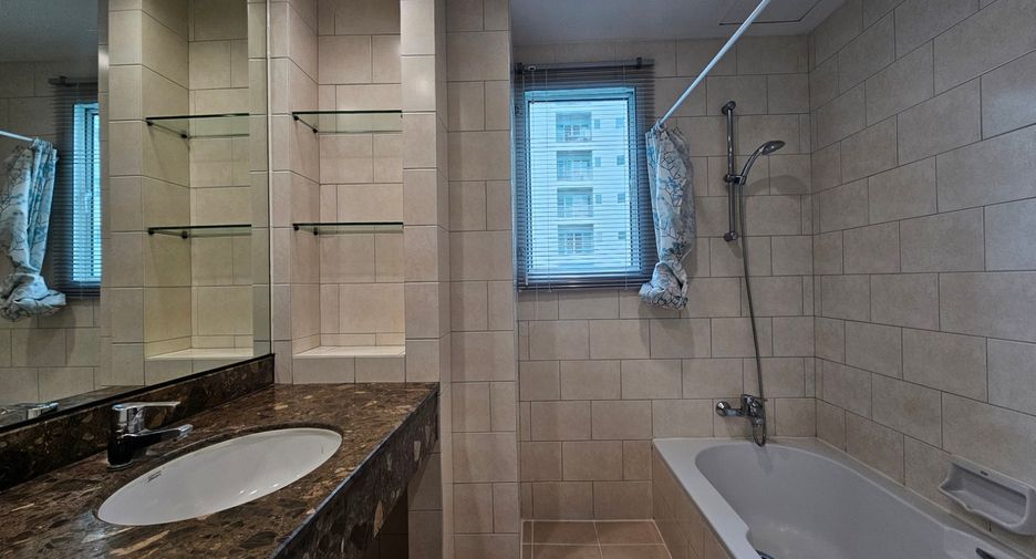 For rent 3 bedrooms condo in Khlong Toei, Bangkok