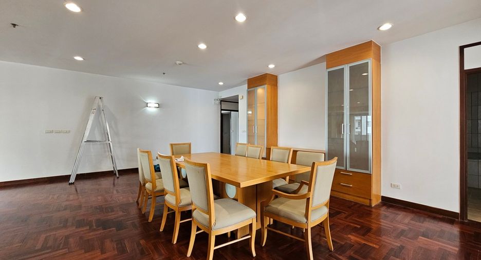 For rent 3 bedrooms condo in Khlong Toei, Bangkok