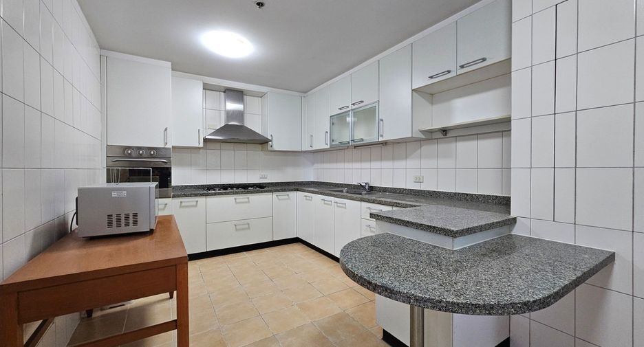 For rent 3 bedrooms condo in Khlong Toei, Bangkok